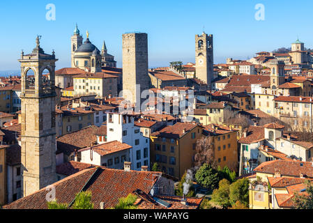 Bergamo, Blick über die roten Dächer und Türme der historischen mittelalterlichen Altstadt, Lombardei, Italien Stockfoto