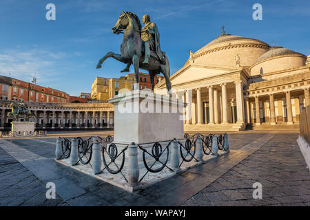 Neapel, Italien, Ansicht der Stadt Piazza del Plebiscito mit Basilika Reale Pontificia San Francesco Da Paola Kirche und die Bronzestatue des Ki Stockfoto