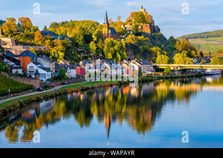 Mittelalterliche Saarburg Stadt in Saar Reflexion an einem sonnigen Herbsttag, Saarland, Deutschland Stockfoto