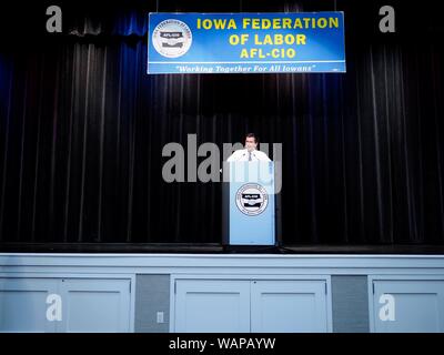 Altoona, Iowa, USA. 21 Aug, 2019. PETE BUTTIGIEG, Bürgermeister von South Bend, Indiana, Adressen gewerkschaftsmitglieder an der Iowa Vereinigung der Arbeit. Viele der Demokratischen Präsidentschaftskandidaten sind Adressierung der Iowa Vereinigung der Arbeit Übereinkommens auf der Wiese Wiese Casino in Altoona. Sie hoffen auf eine sichere Arbeit Unterstützung vor der Iowa Caucuses Jan. 3, 2020. Credit: Jack Kurtz/ZUMA Draht/Alamy leben Nachrichten Stockfoto