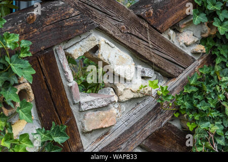 Ein Loch in der Wand mit Holz gerahmt Stockfoto