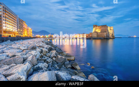 Castel dell Ovo (Ei) in Neapel, Italien, Ansicht vom Meer Quay in blau Abend licht Stockfoto