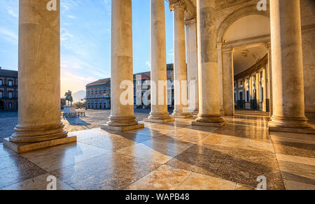 Blick auf die Piazza del Plebiscito in Neapel, Italien, und den Vesuv aus dem COLLONADE von Basilica di San Francesco Da Paola Kirche Stockfoto