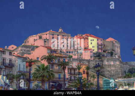 Calvi in den Abend mit einem dunkelblauen Himmel Stockfoto