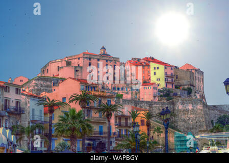 Calvi in die glitzernde Sonne Stockfoto