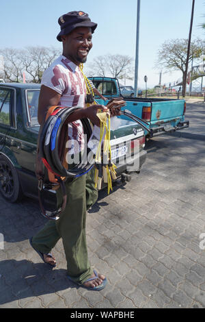 Schwarzer afrikanischer Mann person Straße Verkäufer Verkäufer verkaufen verschiedene Elemente in einem Parkplatz in Hazyview, Mpumalanga, Südafrika arbeitet als informelle Händler Stockfoto