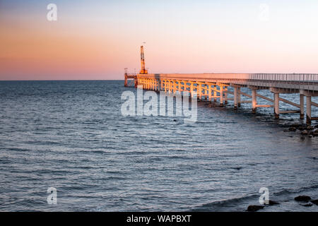 Die Brücke in der Nähe von schabla, in sanft goldene Farben vor Sonnenuntergang. Nördliche Schwarzmeerküste, Bulgarien. Stockfoto