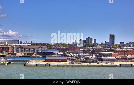 Portsmouth Harbour ist eine große natürliche Hafen in Hampshire, England. Es ist am besten, als die Heimat der Royal Navy, HMNB Portsmouth bekannt Stockfoto