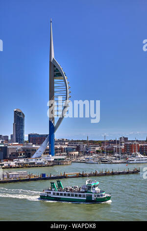 Portsmouth Harbour ist eine große natürliche Hafen in Hampshire, England. Es ist am besten, als die Heimat der Royal Navy, HMNB Portsmouth bekannt Stockfoto
