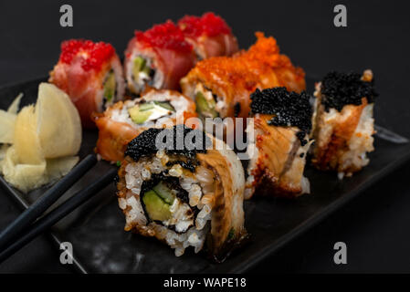 Philadelphia roll Sushi mit Lachs, Garnelen, Avocado, Frischkäse. Sushi Menü. Japanisches Essen. Stockfoto