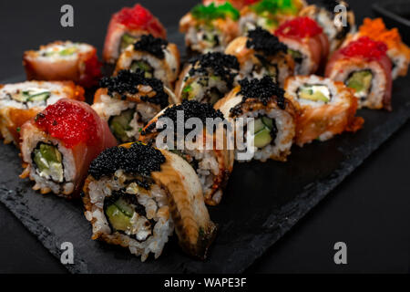 Satz von traditionellen japanischen Speisen auf einem dunklen Hintergrund. Stockfoto