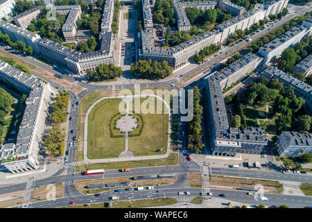 Kraków, Polen. Antenne panorama Nowa Huta, Reagan zentralen Platz. Eine von zwei völlig geplant und sozialistischen Realismus Siedlungen in der Welt Stockfoto