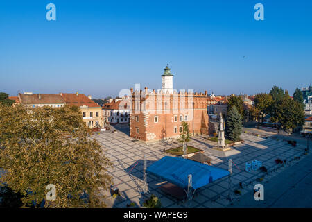 Sandomierz Altstadt, Polen. Luftaufnahme im Sonnenaufgang. Gotische Rathaus mit Glockenturm und Renaissance im Dachgeschoss und St. Maria Statue auf dem Marktplatz Stockfoto