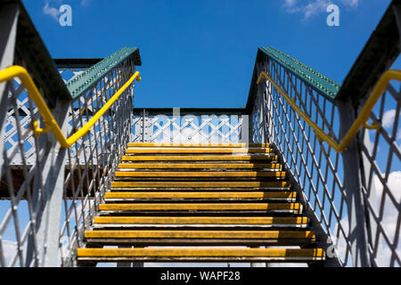 Eine Treppe außen führt zu einem klaren und blauen Himmel Stockfoto