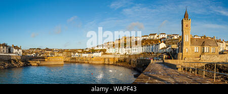 Panorama Foto von Porthleven Pier und der Bickford Smith Institut. Cornwall England UK Europa Stockfoto