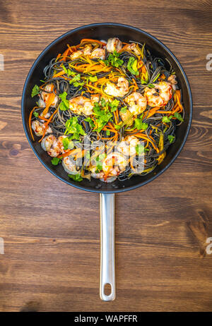 Tintenfisch schwarze Spaghetti mit Garnelen und Tomaten, Ansicht von oben Stockfoto