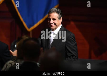 Fliehkraftregler Andrew Cuomo spricht an der New York City Bar Association über die Förderung des New York State 'Hassverbrechen inländischen Terrorismus Handeln' am 15. August Stockfoto