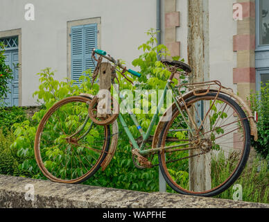 Feneyrols, Midi Pyrenees, Frankreich - 23. Juli 2017: Alte dekorative Fahrrad auf einer Wand in einem schönen Dorf Französisch Stockfoto