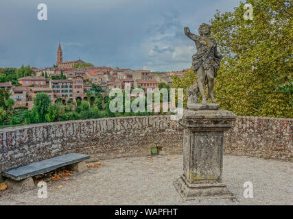 Albi, Midi Pyrenees, Frankreich - 19. September 2017: Blick auf die Kirche von San Cecile von der Terrasse des bischöflichen Palastes in Albi Stockfoto
