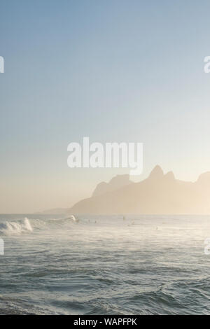 Diesigen Sonnenuntergang über den Strand von Ipanema und Morro Dois IrmÃ £ os in Rio de Janeiro Stockfoto