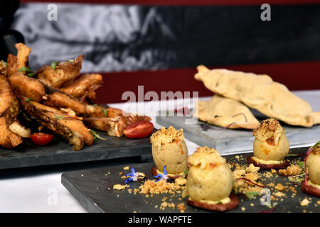 Kartoffeln gefüllt mit Fleisch und Käse überbacken Stockfoto