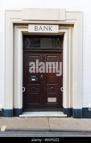 Einen großen traditionellen Heavy doppelflügelige Tür mit ein Zeichen für die Bank oben Stockfoto