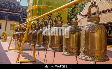 Chiang Mai, Thailand - Dezember 20, 2017: Satz von Glocken in einem buddhistischen Tempel von Chiang Mai, Thailand Stockfoto