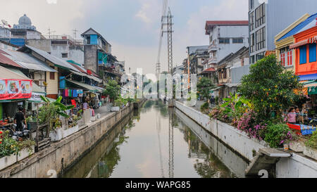 Bangkok, Thailand - 15. Dezember 2017: schmalen Kanal überqueren der Stadt Bangkok, mit kleinen Läden an den Seiten Stockfoto