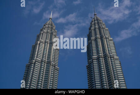 Kuala Lumpur, Malaysia - 12. März 2018: Blick auf den oberen Teil der beiden Petronas Towers in Kuala Lumpur Stockfoto