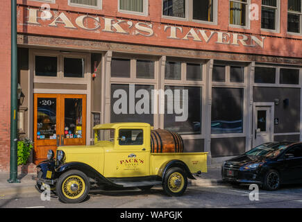 Zentrum von Asheville, North Carolina, USA - 17. Juni 2018: Die alten gelben Ford van vor einer Taverne geparkt Stockfoto