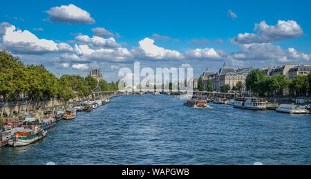 Fluß Sena, Paris, Frankreich, 30. Juli 2018: Panoramablick auf den Fluss Seine mit der Kathedrale Notre Dame, an einem sonnigen Tag Stockfoto