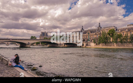 Museum Louvre, Paris, Frankreich, 30. Juli 2018: Blick auf den Louvre und Teich Royal von Seine Stockfoto