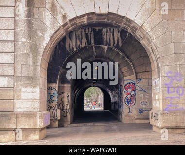 Am Flussufer der Seine, Paris, Frankreich, 30. Juli 2018: die Aussicht auf einen der Tunnel auf der Bank des Flusses Seine Stockfoto