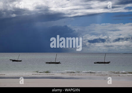 Landschaft am Indischen Ozean, Segelboote auf dem Wasser, große Wolken Stockfoto