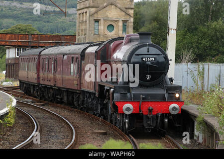 Erhaltene Stanier Jubiläum klasse Dampflok 45699 Galatea in Carnforth Bahnhof mit Ecs von New York am 21. August 2019 ankommen. Stockfoto