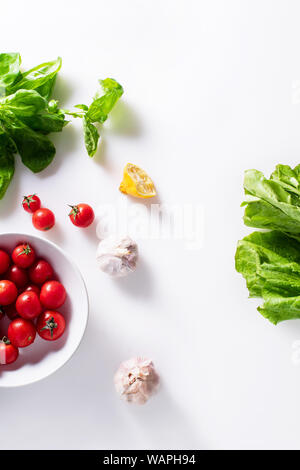 Flatlay mit Gemüse, Kräutern und Olivenöl Stockfoto