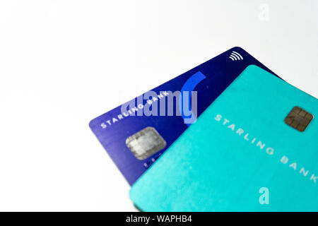 Kreditkarten das neue digitale Bank Starling Bank emittiert auf weißem Hintergrund Stockfoto