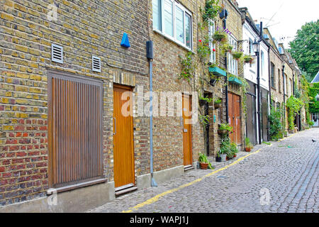 Alte Häuser in kleinen gepflasterten Straße in London Stockfoto