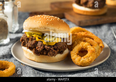 Hausgemachte Mississippi Slug Burger mit Gurken und Zwiebelringen. Stockfoto