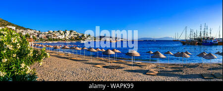 Schöner Strand in Bodrum über Sonnenuntergang, Türkei Stockfoto