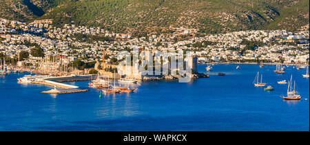 Schöne Altstadt von Bodrum, mit Blick auf die mittelalterliche Festung und Meer, Türkei Stockfoto