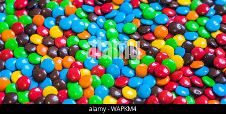 Sortiment süßes Dessert bunte Schokolade Süßigkeiten. Essen Hintergrund Muster Stockfoto