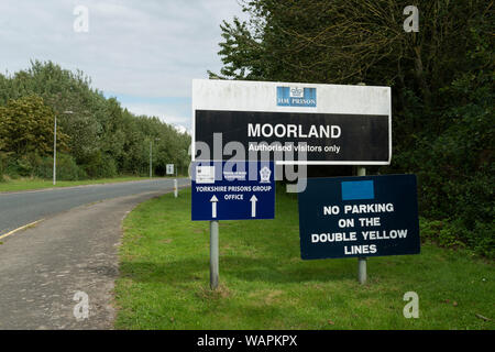 Signage für HMP&JUGENDSTRAFANSTALT Moorland Gefängnis in Hatfield Holzhaus in der Nähe von Doncaster in Yorkshire, UK. Stockfoto