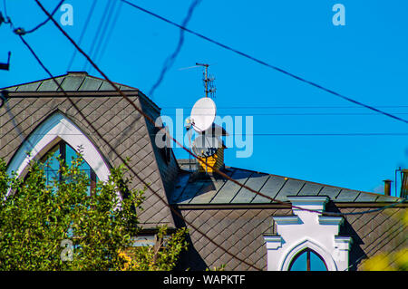 Satellitenschüsseln auf dem Dach des Hauses. Blue Sky. Technologie. Stockfoto