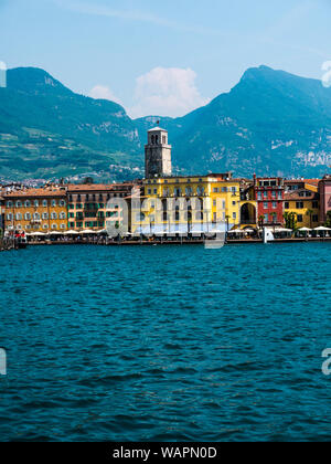 Riva del Garda ist einer der schönen kleinen Städtchen am Gardasee in Norditalien. Stockfoto