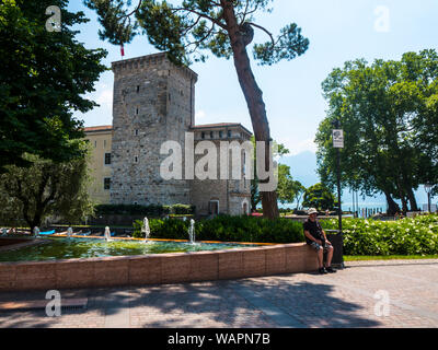 Riva del Garda ist einer der schönen kleinen Städtchen am Gardasee in Norditalien. Stockfoto