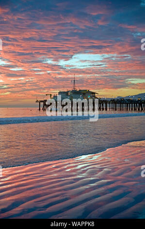 Farbenfroher Sonnenuntergang über der Santa Monica Pier in Los Angeles, CA, USA Stockfoto