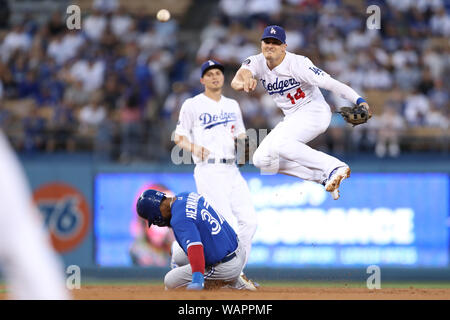 August 20, 2019, Los Angeles, Kalifornien, USA: Los Angeles Dodgers zweiter Basisspieler Enrique Hernandez (14) Macht einen Sprung über eine verschiebbare Toronto Blue Jays zur ersten Base werfen linken Feldspieler Teoscar Hernandez (37) Während des Spiels zwischen den Toronto Blue Jays und die Los Angeles Dodgers at Dodger Stadium. Stockfoto