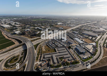 Luftaufnahme der Ventura 101 Autobahn am Reis Ave in Ventura County, Kalifornien. Stockfoto