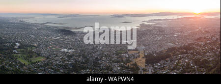 Am Abend leuchtet auf der malerischen San Francisco Bay Area in Nordkalifornien. Diese schöne Gegend ist stark bevölkert. Stockfoto